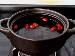 5、金燕耳金桔桂圆羹,砂锅中一次性倒入600克纯净水，放入浸泡好的红枣。