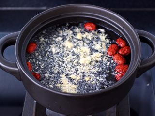 7、金燕耳金桔桂圆羹,纯净水和金燕耳的比例是1克金燕儿100克纯净水哟。