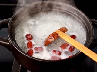 8、金燕耳金桔桂圆羹,大火煮沸后转小火慢慢炖煮至。