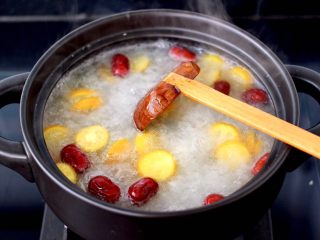 13、金燕耳金桔桂圆羹,小火继续炖煮5分钟左右，因为都是新鲜水果，所以很快就熟了。