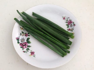 4、菠菜蛋卷,香葱叶清洗干净