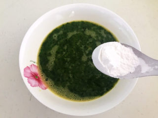 12、菠菜蛋卷,加入拌菜香葱泥，加入玉米淀粉