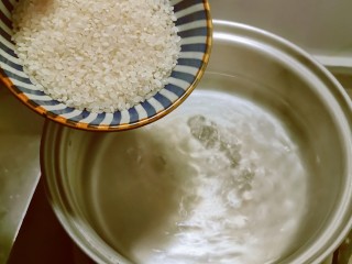 2、蔬菜虾仁粥,汤锅水烧开  放入大米开始煮粥