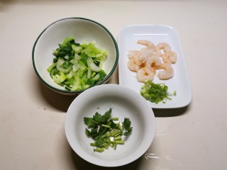 5、蔬菜虾仁粥,青菜切小段 香菜切小段  香葱切碎备用