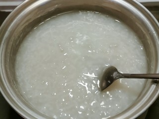 6、蔬菜虾仁粥,米粥煮至浓稠 