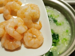 10、蔬菜虾仁粥,放入焯水后的虾仁
