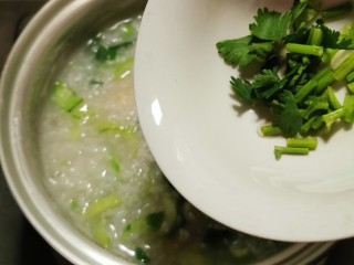 14、蔬菜虾仁粥,放入香菜 翻拌关火