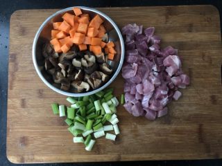 1、营养丰富的胡萝卜香菇猪肉饺子,猪肉切成小块,大葱切成段,胡萝卜切小块,泡发香菇切小块。