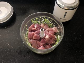 3、营养丰富的胡萝卜香菇猪肉饺子,接着放入猪肉块。