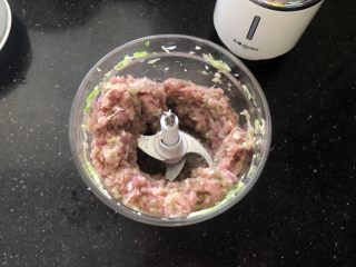 4、营养丰富的胡萝卜香菇猪肉饺子,继续搅打成泥。