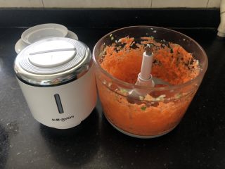 5、营养丰富的胡萝卜香菇猪肉饺子,然后放入胡萝卜打碎。