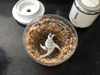 6、营养丰富的胡萝卜香菇猪肉饺子,放入泡发香菇打碎。