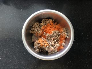 7、营养丰富的胡萝卜香菇猪肉饺子,把打好的材料放在小盆里。