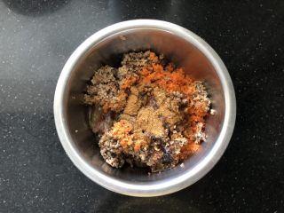 8、营养丰富的胡萝卜香菇猪肉饺子,放入蚝油、生抽、老抽、十三香、五香粉、盐、鸡精、香油。