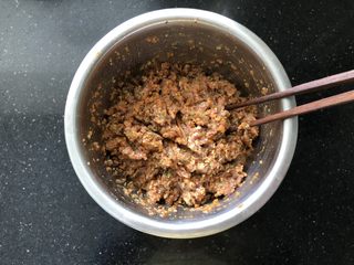 9、营养丰富的胡萝卜香菇猪肉饺子,顺时针搅拌均匀。