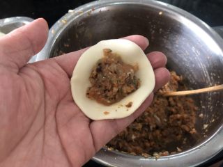 10、营养丰富的胡萝卜香菇猪肉饺子,饺子皮中放入饺子馅儿。