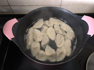 12、营养丰富的胡萝卜香菇猪肉饺子,锅里倒入适量的水煮沸后放入水饺,大火煮至水饺浮在水面上即可。