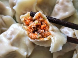 15、营养丰富的胡萝卜香菇猪肉饺子,成品图