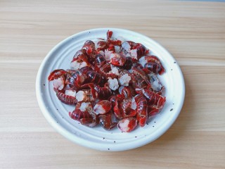 2、爆炒小龙虾,用牙刷给龙虾刷干净，去除虾线与虾头。