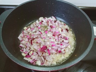 6、爆炒小龙虾,锅里留一点底油，放入洋葱爆炒。