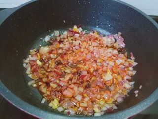 8、爆炒小龙虾,把辣椒酱炒香。