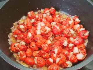 10、爆炒小龙虾,加一点料酒。