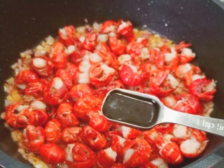 11、爆炒小龙虾,加点生抽。