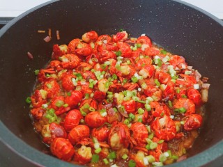 13、爆炒小龙虾,起锅前撒点葱花即可出锅。