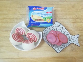 1、烤馒头片,准备好食材(双色小馒头可以用普通馒头代替)。