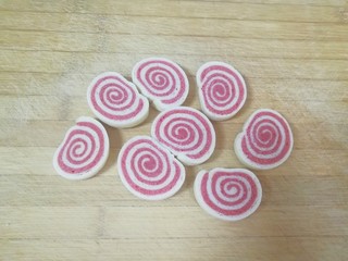 2、烤馒头片,双色小馒头切成片。