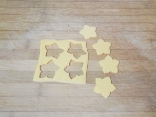 3、烤馒头片,芝士片用模具刻出花朵形状(没有模具直接切片也可以，剩下的芝士片不能浪费，顺变就给大人做了烤馍片)。