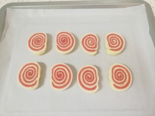 4、烤馒头片,烤盘铺上油纸，放上切好的馍片。 烤箱上下管180度预热。