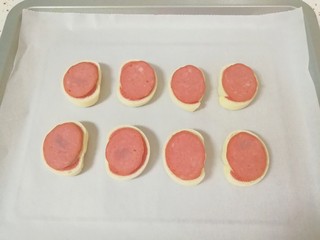 5、烤馒头片,放上香肠片。