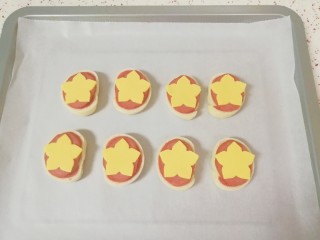 6、烤馒头片,放上刻好的花朵芝士片。