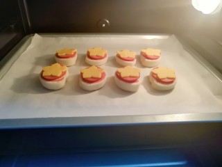 7、烤馒头片,送入预热好的烤箱。