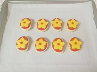 9、烤馒头片,出炉，用番茄酱装饰上花蕊。