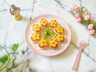 10、烤馒头片,摆盘，用黄瓜做花朵装饰一下。