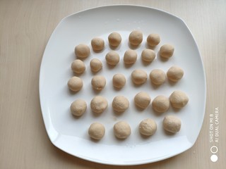 9、蜂蜜苹果糯米圆,把糯米团搓成一个个的小圆球，大小看个人喜欢。