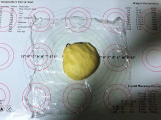 5、红豆沙小小酥,5、揉成光滑的面团。