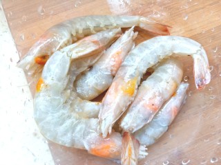 1、补钙鲜嫩虾糕,取虾洗净