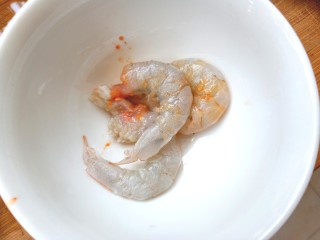 2、补钙鲜嫩虾糕,去虾须,虾皮,虾线