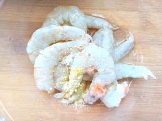 3、补钙鲜嫩虾糕,冲洗干净,放入料酒,盐胡椒粉,白糖,拌匀腌制10分钟