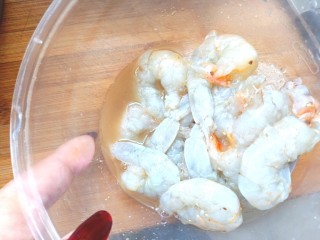 4、补钙鲜嫩虾糕,腌好,将腌制出的水和料酒倒掉