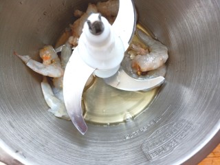 5、补钙鲜嫩虾糕,放入绞肉机中,搅拌成虾泥