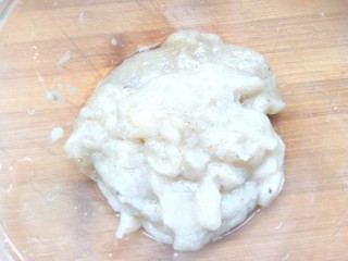 6、补钙鲜嫩虾糕,取出放入碗中