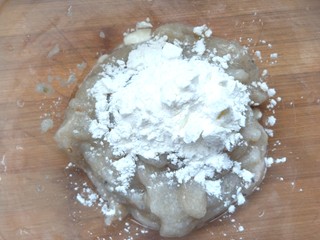 7、补钙鲜嫩虾糕,加入淀粉