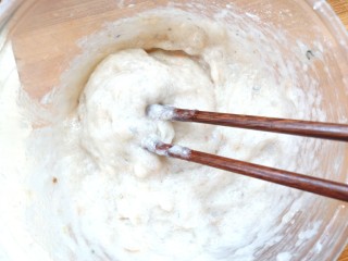 8、补钙鲜嫩虾糕,搅打上劲