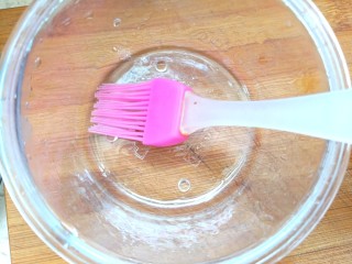 9、补钙鲜嫩虾糕,容器中刷上玉米油