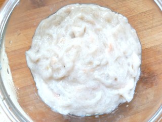 10、补钙鲜嫩虾糕,倒入虾泥