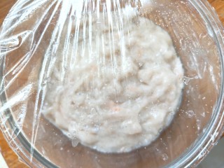 11、补钙鲜嫩虾糕,盖上保鲜膜,扎控